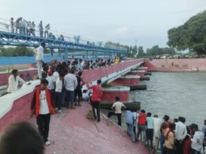 तेज धारा में नहर में फंसी भैंस, बचाव के लिए जुटी ग्रामीणों की भीड़