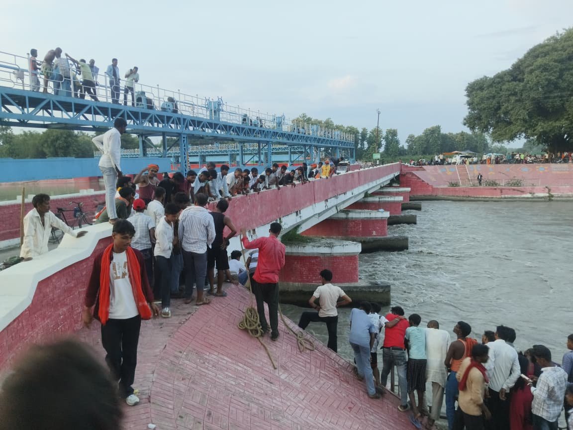 तेज धारा में नहर में फंसी भैंस, बचाव के लिए जुटी ग्रामीणों की भीड़